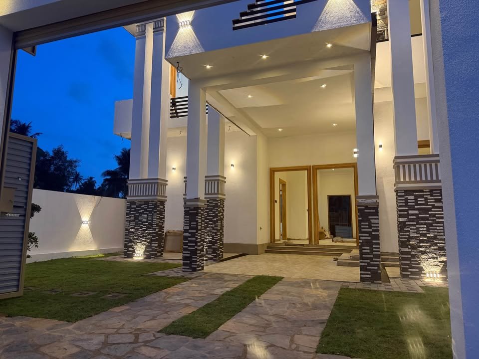 මිගමුව කදිරාන මෙම නවින අලංකාර නිවස විකිනිමට ඇත.
