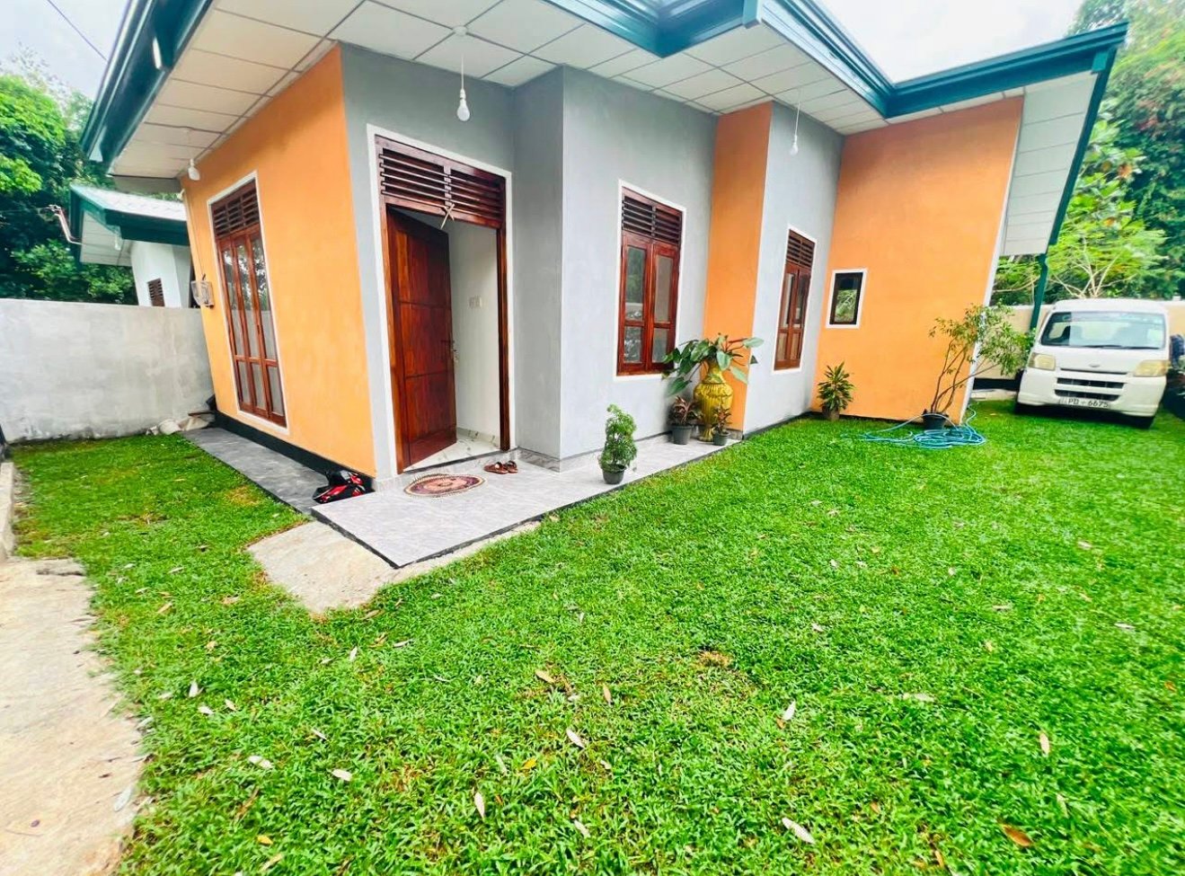 යක්කල ගම්පහ පාරට 300mයි පර්චස් 6.21 ක නව නිවස