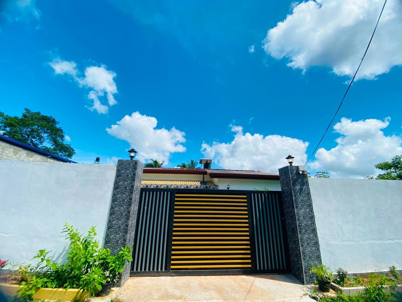 මිනුවන්ගොඩ  නගරයට හා ගම්පහ   නගරයට  ඉතා ආසන්නයෙන්   අංගසම්පූර්ණ නිවසක් විකිණීමට ඇත