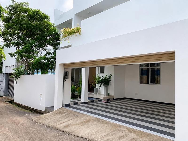 අලංකාර නවීන දෙමහල් නිවසක් විකිණීමට ඇත - Malabe