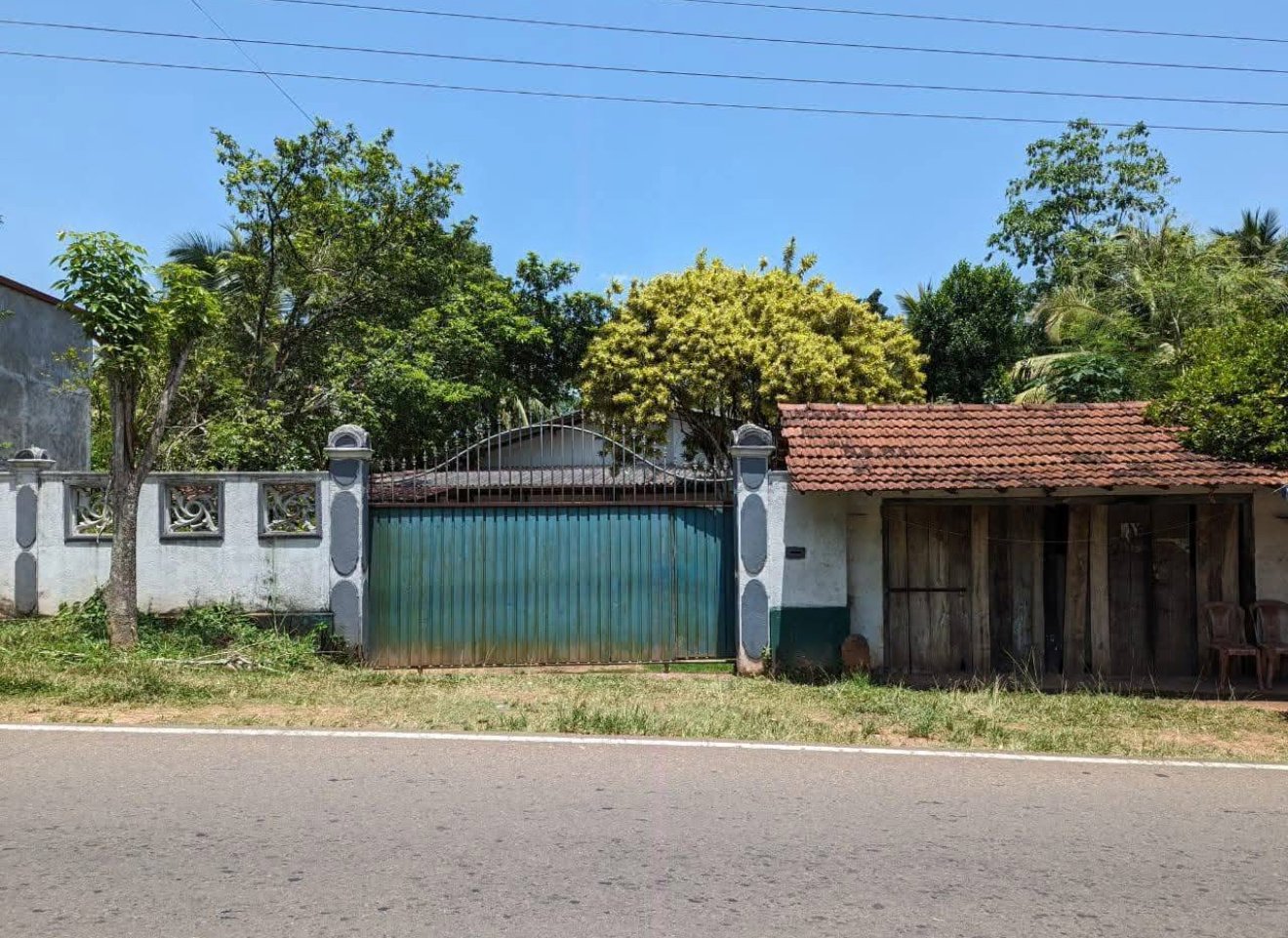 ව්‍යාපාරික වටිනාකමක් සහිත සුපිරි දේපළක් විකිණීමට – ගම්පහ මිරිස්වත්ත හංදිය ආසන්නයෙන් 🌳🏡පර්චස් 100 ක ඉඩම හා අන්ගසම්පූර්ණ නිවස