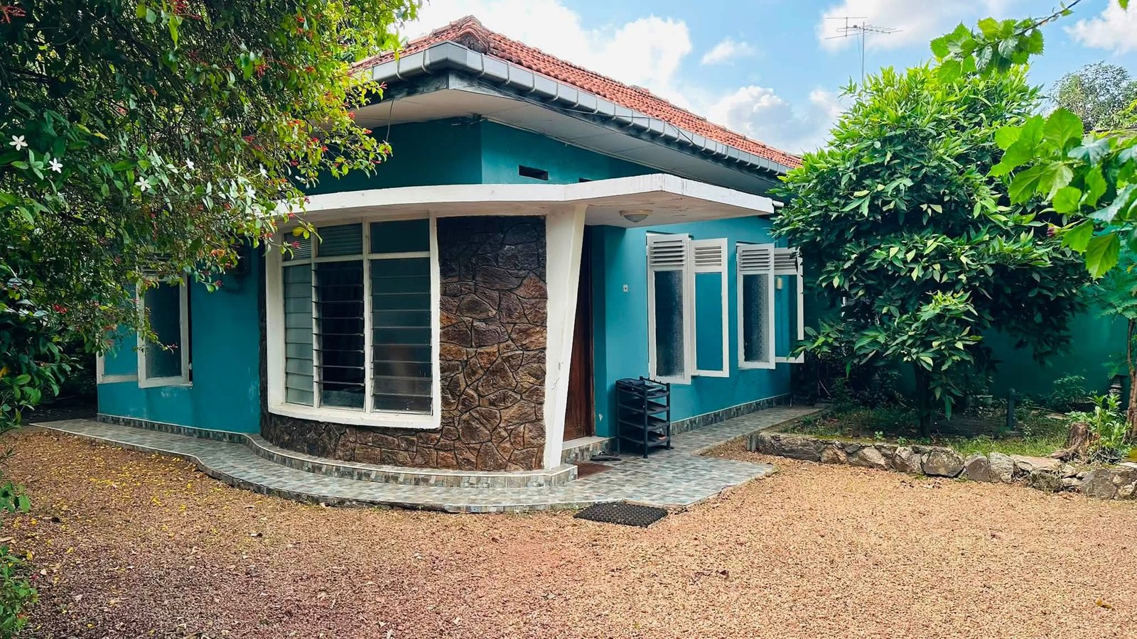ව්‍යාපාරයකට හෝ පදිංචියට සුදුසු , ඉඩම සහ පැරනි නිවස විකිනීමට