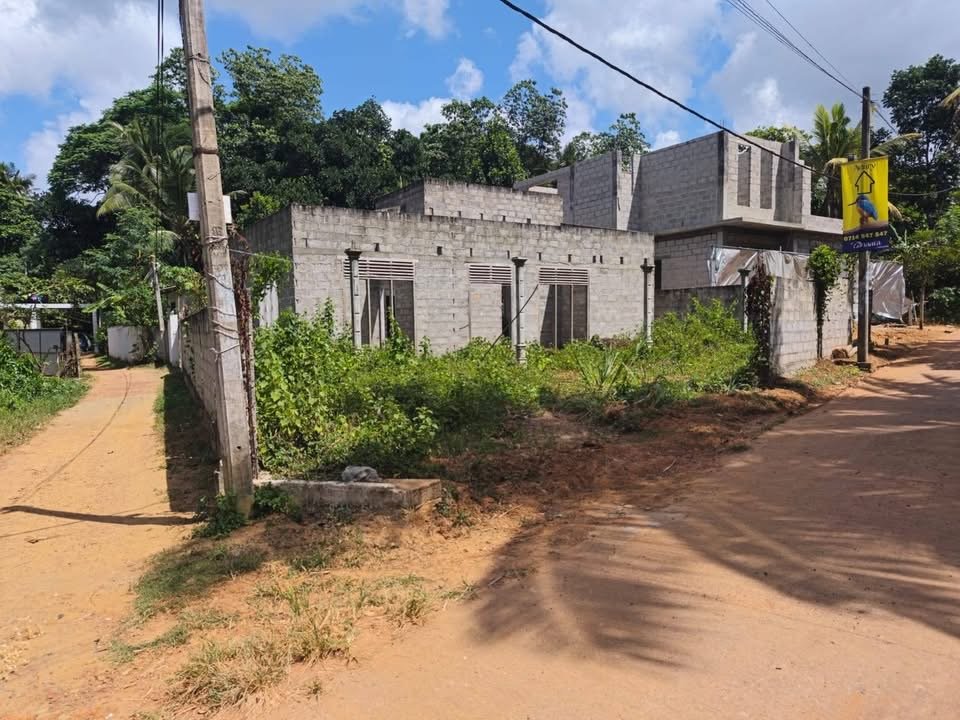 කඩවත ගනේමුල්ල  පාරේ නිම නොකළ නිවසක් විකිනීමට