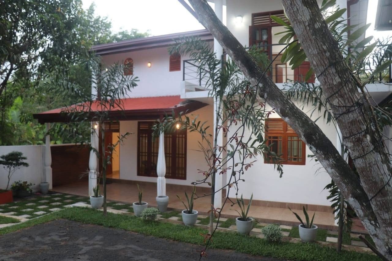 ගම්පහ රතුපස්වල නව නුවර  බස් පාරට ලගින්ම අංගසම්පූර්ණ නවීන සුඛෝපභෝගී දෙමහල් නිවසක් විකිණීමට
