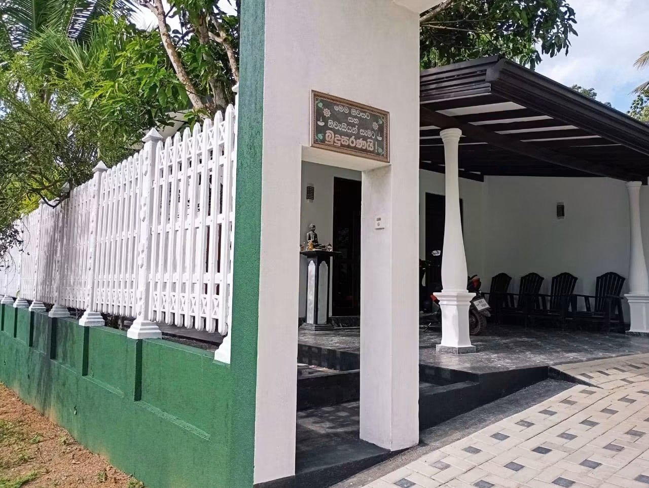 අලංකාරවත් ගෙවත්තකින් සමන් විත වට තාප්පය බැදි නිවසක් විකිණීමට