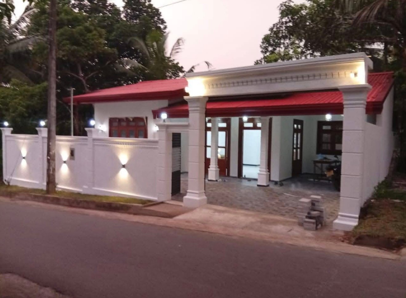 අංගසම්පුර්න නිවසක් විකීනීමට ඇත