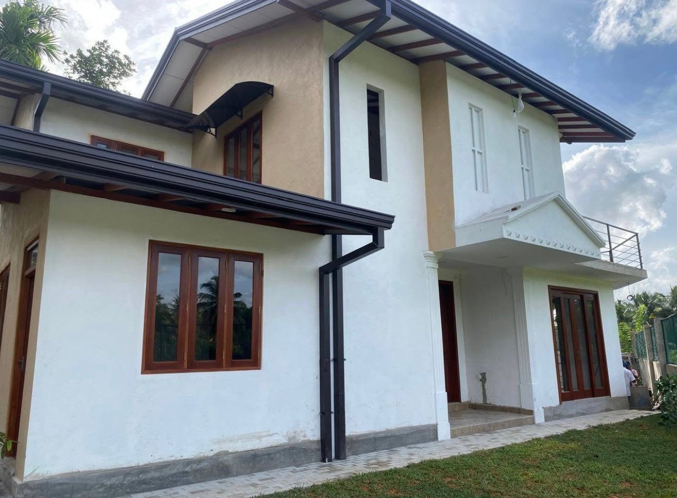 හෝමගම නගරට  ආසන්නයේ සියලු නවින පහසු කමින් යුතුව ඉදි වූ  දෙමහල් නිවස විකිනිමට