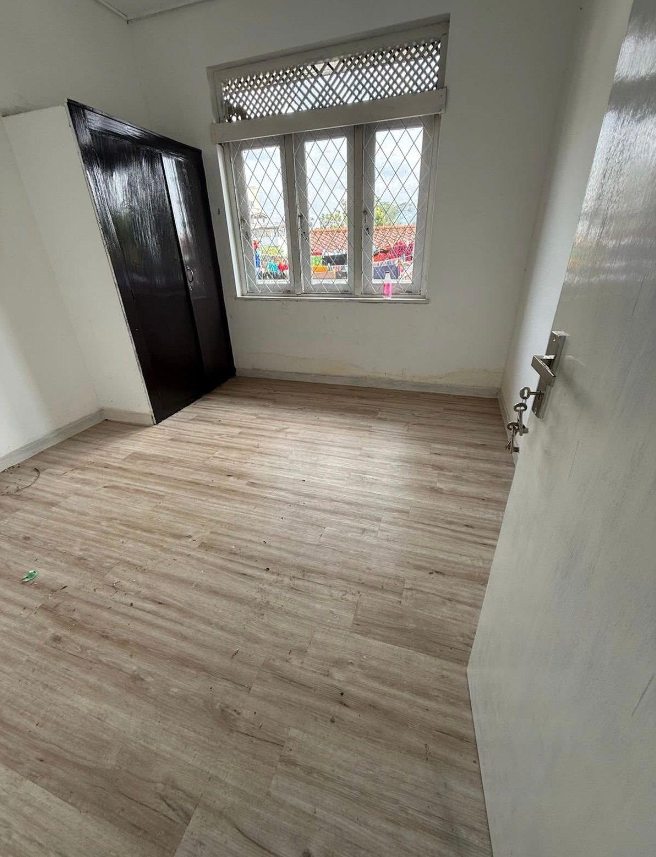 Isuru paya ආසන්න සියලුම පහසුකම් සහිත කාමර කුලියට