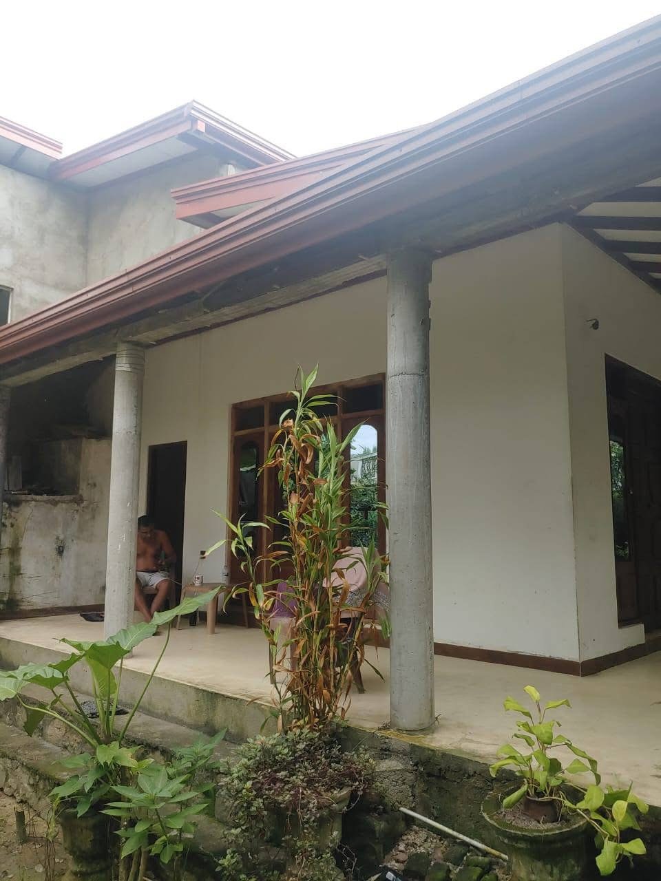 මාවරමංඩිය හන්දියට මීටර් 200ක් දුරින් පර්චස් 42ක් සමග අංගසම්පූර්ණ නිවස ඉඩමේ වටිනාකමට විකිණීමට .