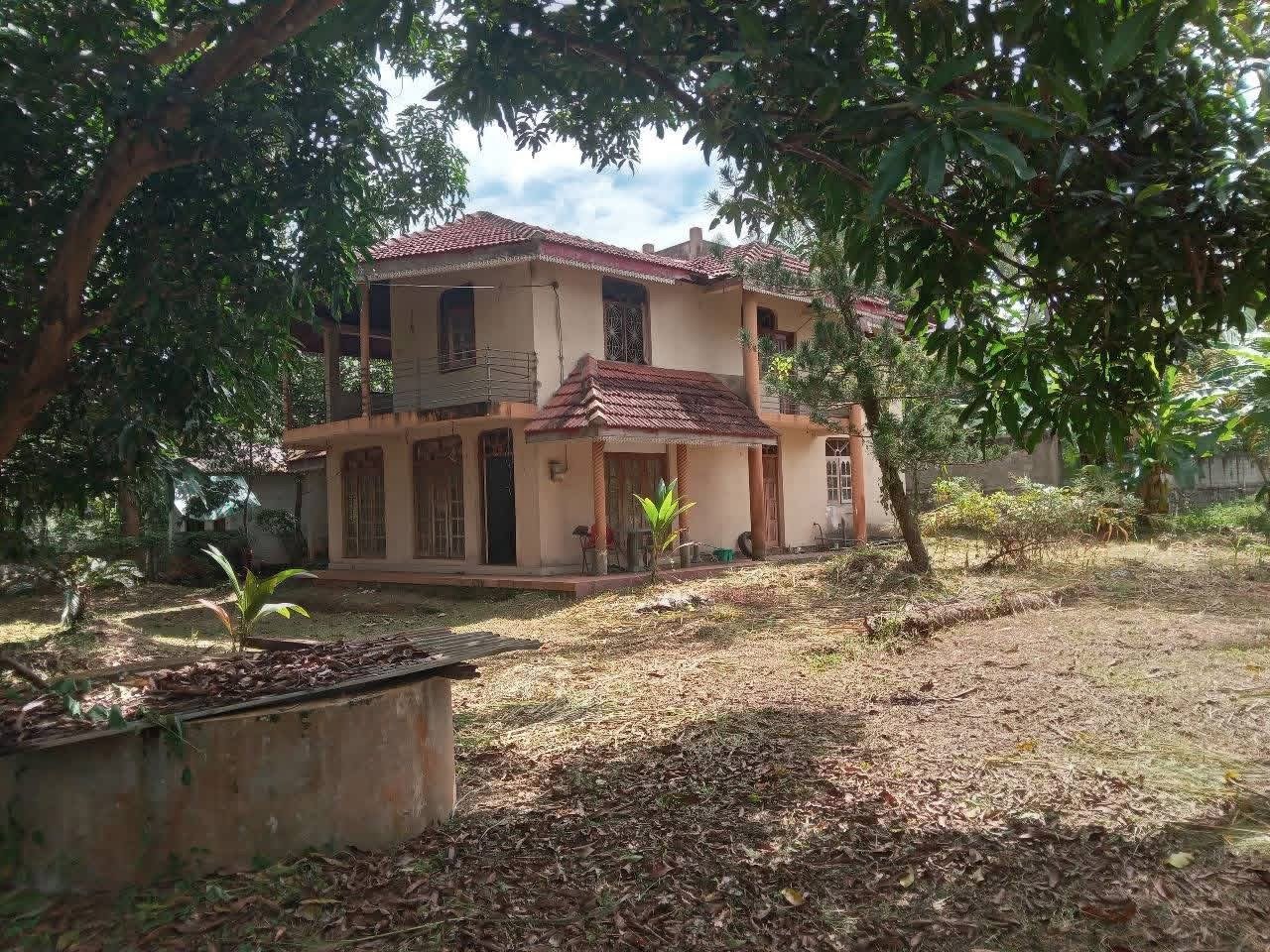 කුරුණෑගල දිස්ත්‍රික්කයේ කිරිවවුල,ඇව්ලොන් වත්ත ප්‍රදේශයේ පිහිටා ඇති මෙම තට්ටු දෙකේ නිවස විකිණීමට තිබේ