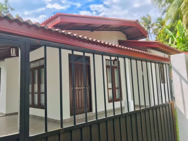 ගම්පහ වැලිවෙරියෙන් අගනා නව නිවසක් විකිනීමට.