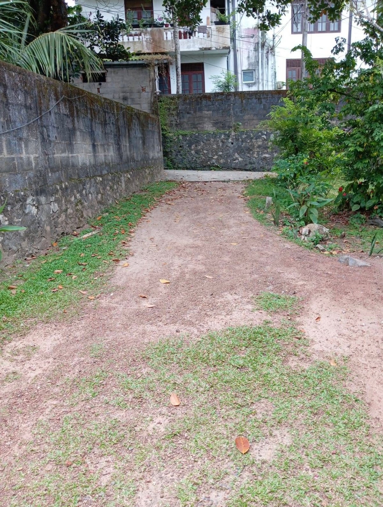 හෝකන්දර මහරගම මාලබේ පාරට මීටර් 50ක් දුරින් පර් 6ක්  විකිණීමට තිබේ.