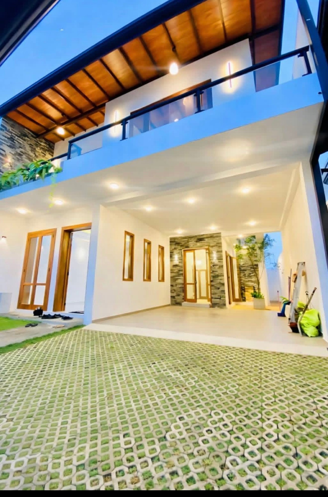 මාලබෙන් දෙමහල් නිවසක් විකිනීමට