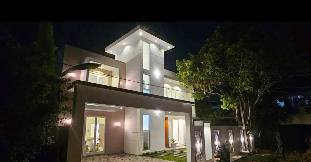 BRAND NEW SUPER LUXURY HOUSE  WITH SWIMMING POOL FOR SALE IN CLOSE TO PILIYANDALA TOWN