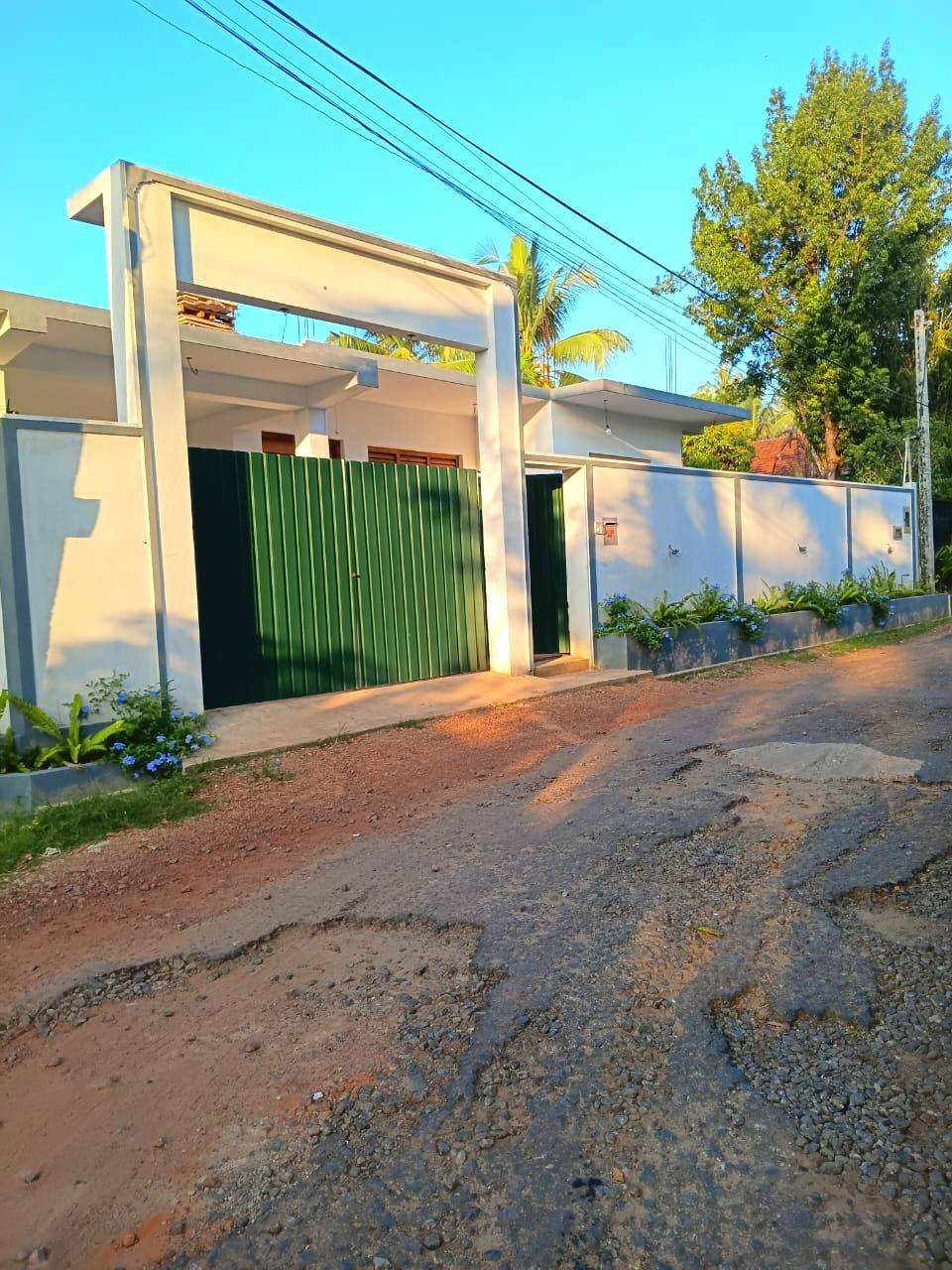 රන්මුතුගල නුවර පාරට 500m  අඩි 20 පාරවල් දෙකකට මුහුනලා වටිනා නිවසක්
