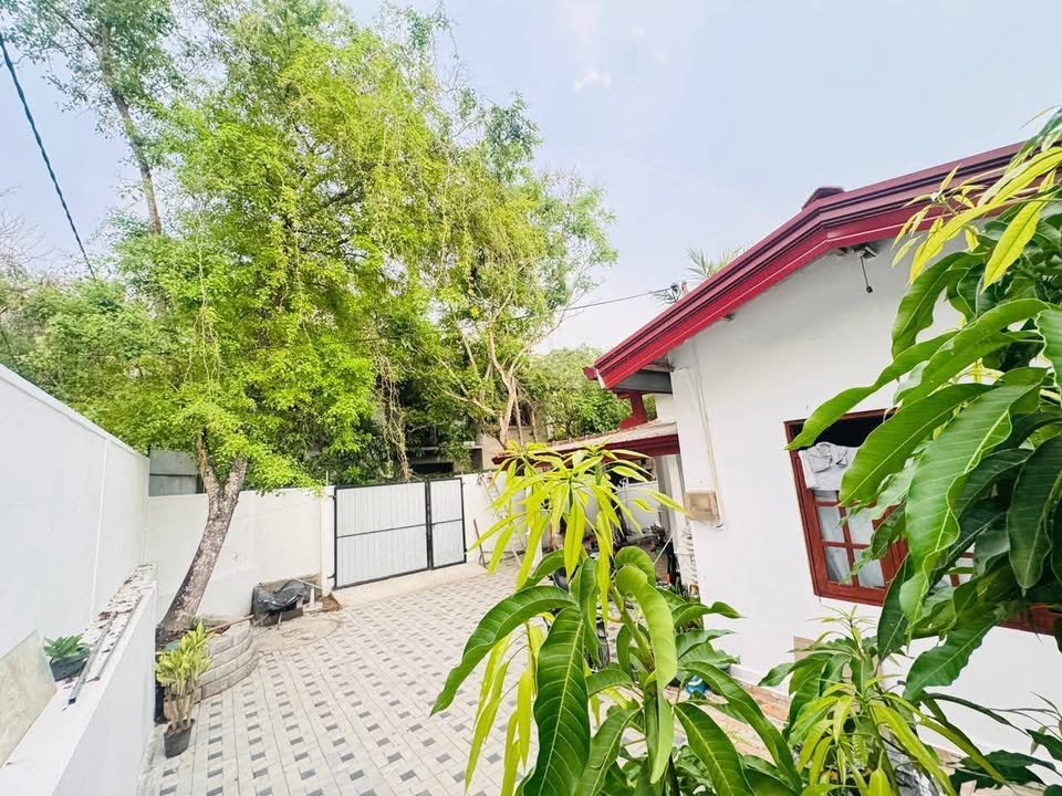 අතුරැගිරිය ගල්වරුසාව පාරෙ පිහිටි අන්ගසම්පුරන තනිමහල් නිවසක් විකිණීමට ඇත