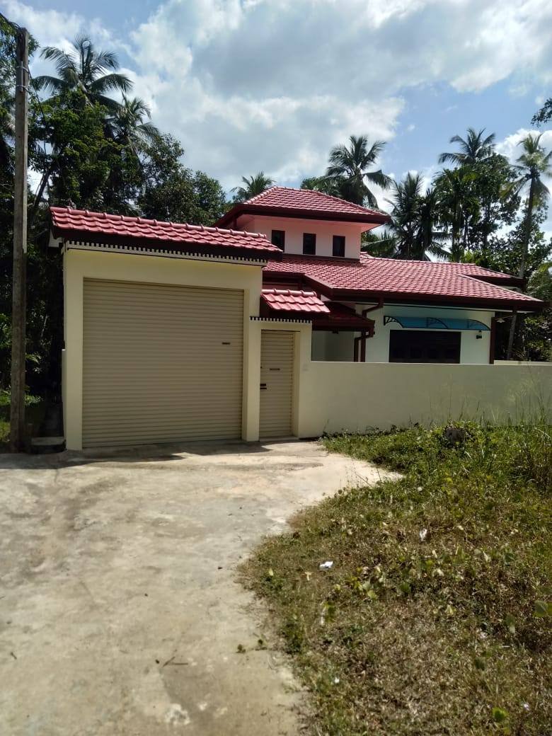 ගම්පහ තම්මිට මාදෙල්ගමුව ප්‍රධාන මාර්ගය ආසන්නයේ   පිහිටි මෙම පදිංචි නොවූ අලුත්  නිවස විකිණීමට ඇත