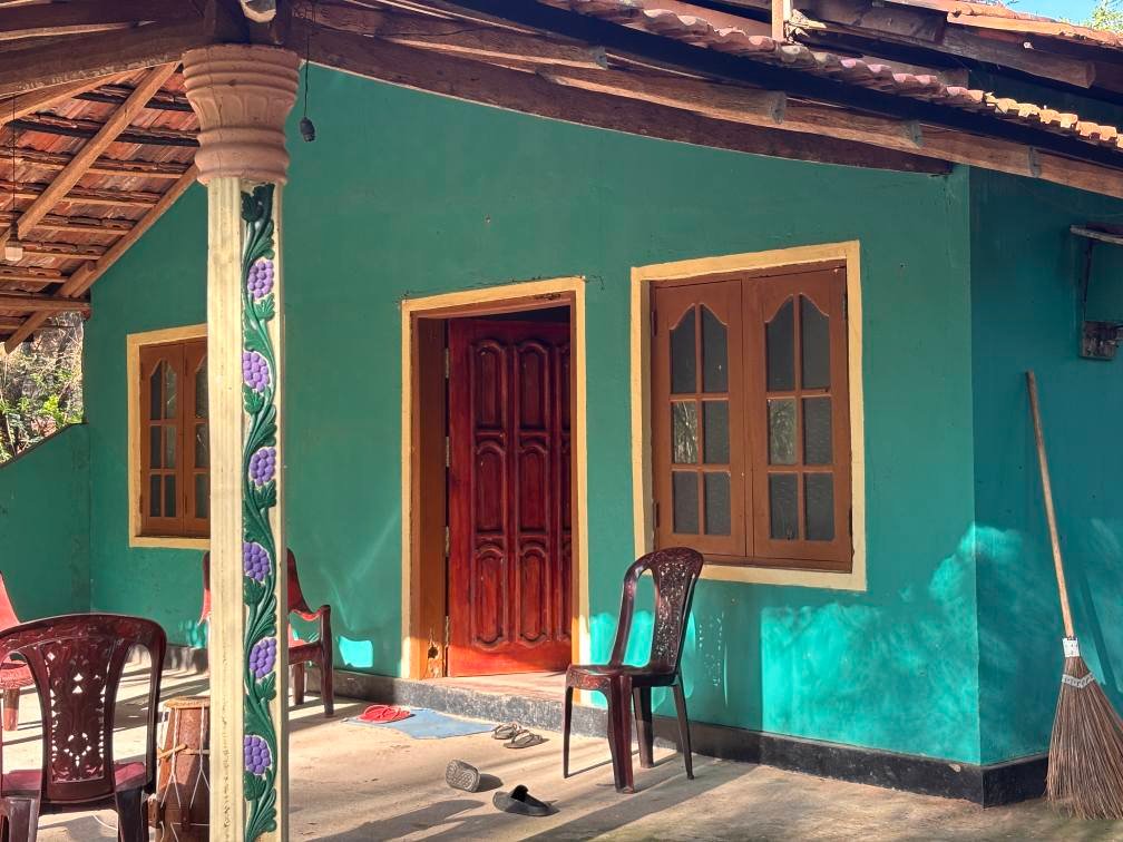 සූරියවැව ප්‍රදේශයේ විහාරගල ගාමයේ  මෙම ගෙදර විකිනීමට