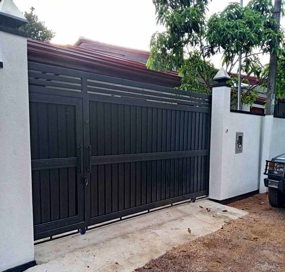 අලුත්ම අලුත් පදිංචි නොවූ වගකිව හැකි අංගසම්පූර්ණ නිවසක්