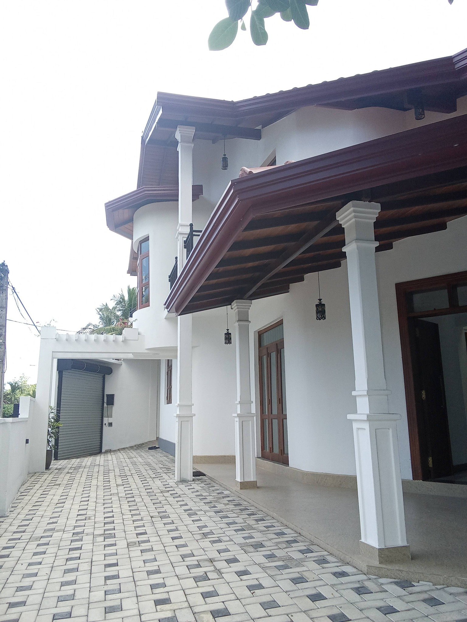සම්පුර්න ගඩොලින් නිමවු කැස්බෑව නගරයෙන් සුන්දර දෙමහල් නිවසක්