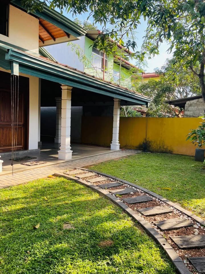 මෝඩ ගඩොලින් නිමවා ඇති මෙම අලංකාර නව  නිවස ගෘහභාන්ඩ සමග විකිනීමට ඇත