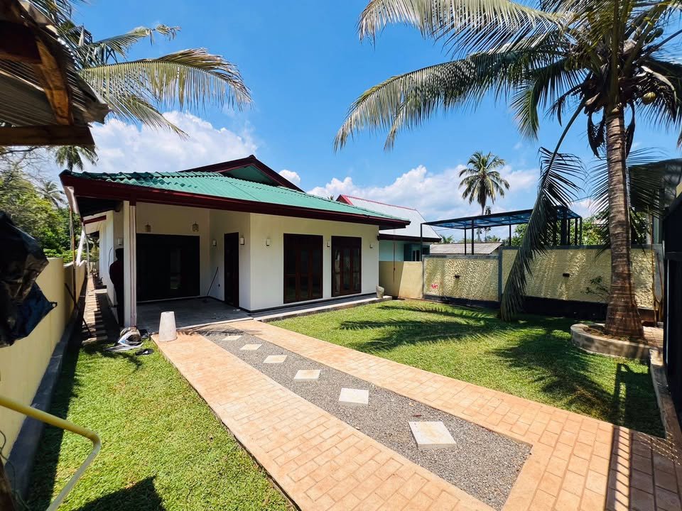 පදිංචි නොවු  අංග සම්පූර්න නව නිවස විකිණීමට