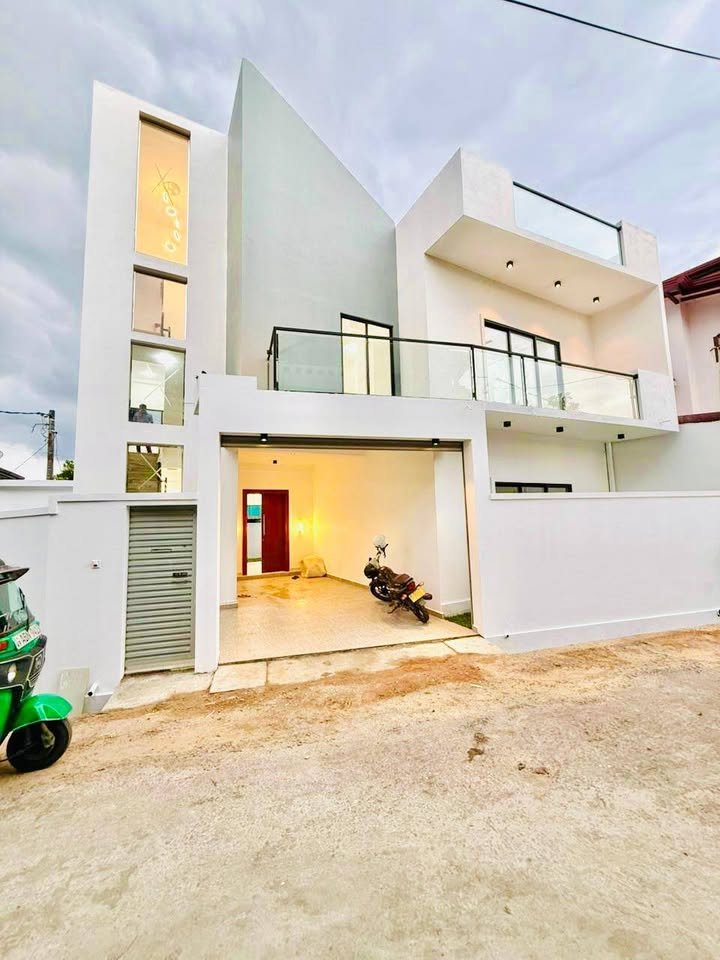 අතුරුගිරියෙන් Architecture desing එකකට ඉදිකරනලද දෙමහල් නිවසක් විකිනීමට