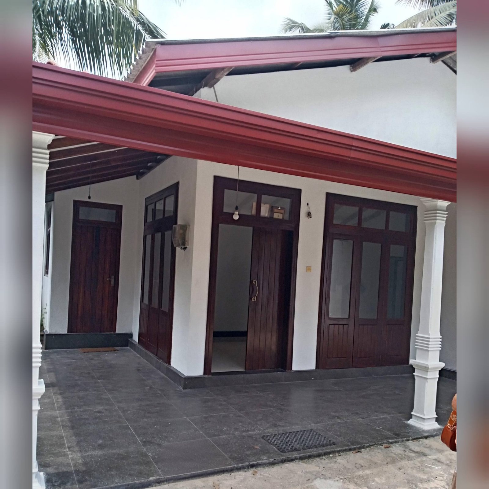 120 හොරණ කොළඹ  රත්නපුර පානදුර ප්‍රධාන මාර්ගයට දෙකටම පෙනෙන දුරින්