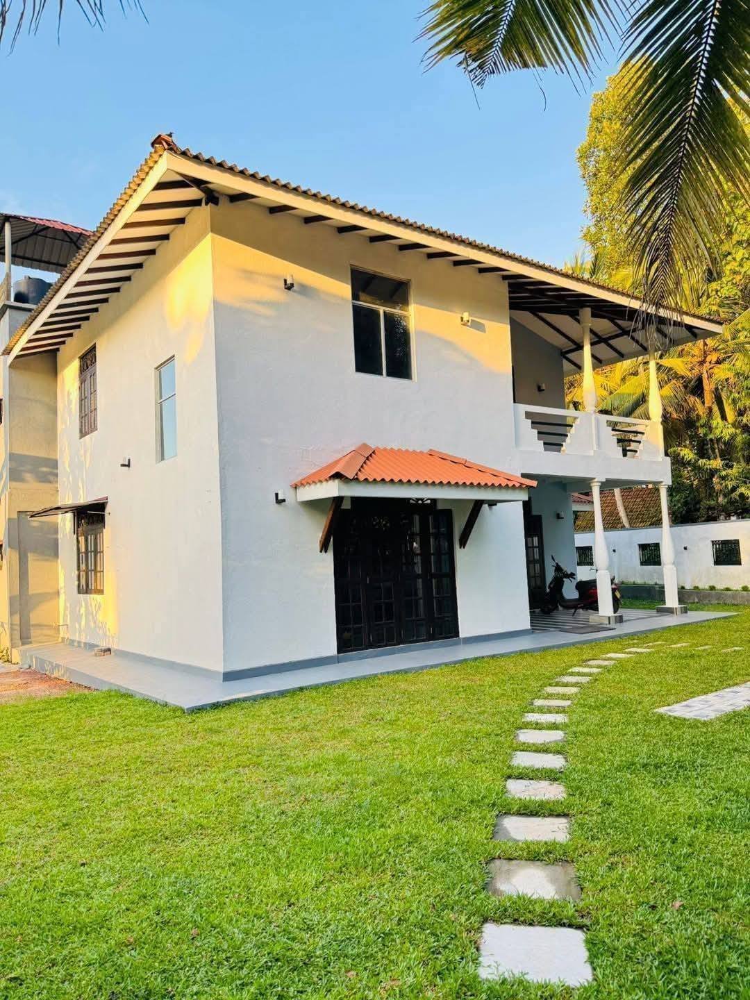 මිනුවන්ගොඩ පොල්වත්තෙන් නව දෙමහල් නිවසක් ඉක්මනින් විකිනීමට ඇත.