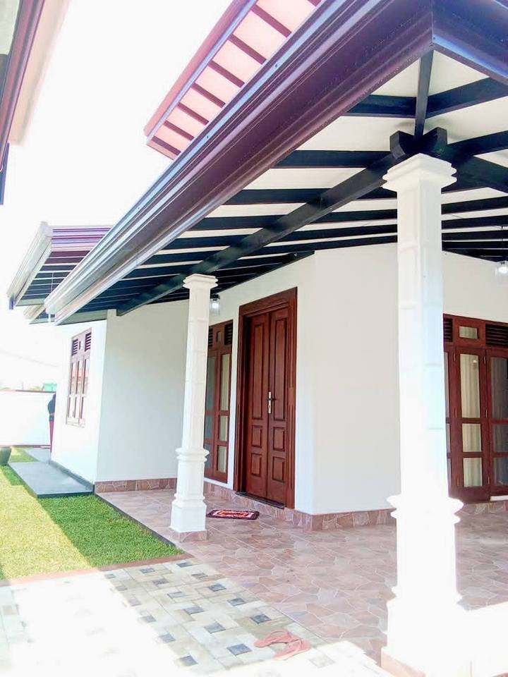 Moragahena unresidentified complete modern house, just a distance of bus road