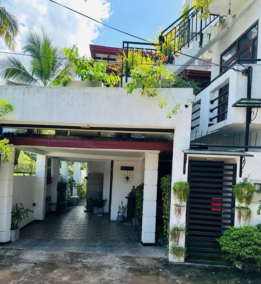 පිළියන්දල මහරගම බස් පාරට                   ආසන්නයෙන්....  අංගසම්පූර්ණ ලස්සන දෙමහල්                       නිවසක්