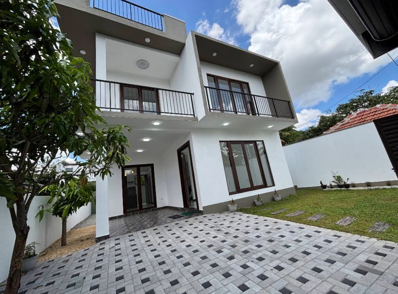 BRAND NEW THREE STOREY HOUSE FOR SALE IN KOTTAWA  MAKUBUMBURA