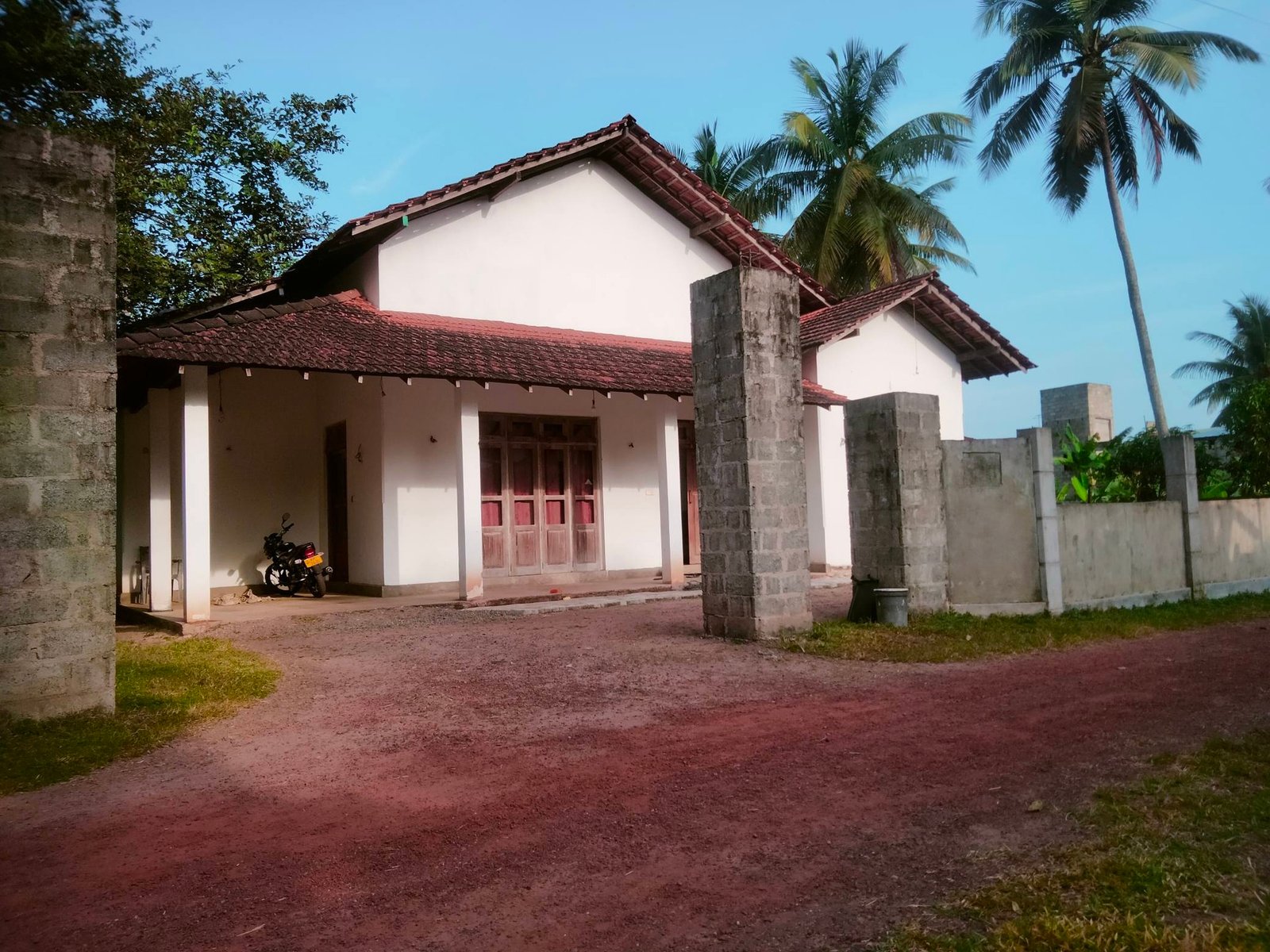 බස්නාහිර පළාතේ ගම්පහ දිස්ත්‍රික්කයේ රන්සිරි උයන .හොරගස්මුල්ල ,දිවුලපිටිය ප්‍රදේශයේ අලුතින් ඉදිකෙරුණු මාගේ නිවස මුදල් හදිස්සියකට ඉතාමත් ඉක්මනින්ම විකුණනු ලැබේ - DIULAPITIYA
