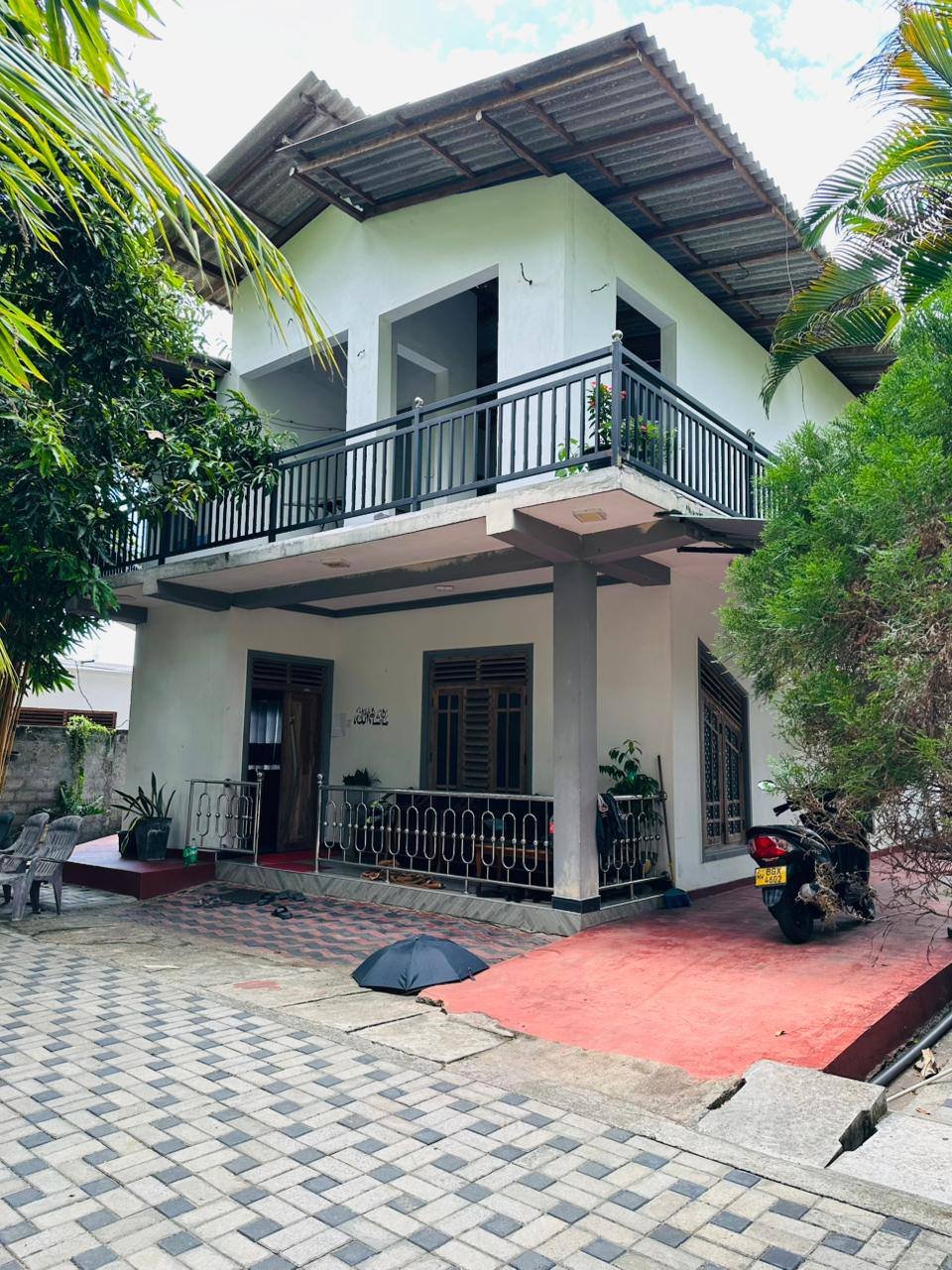 කුරැණැගල  කැප්පෙටිගල මාර්ගයේ  රිදිගම  නගර ආසන්නයෙන්ම  දෙමහල් නිවස