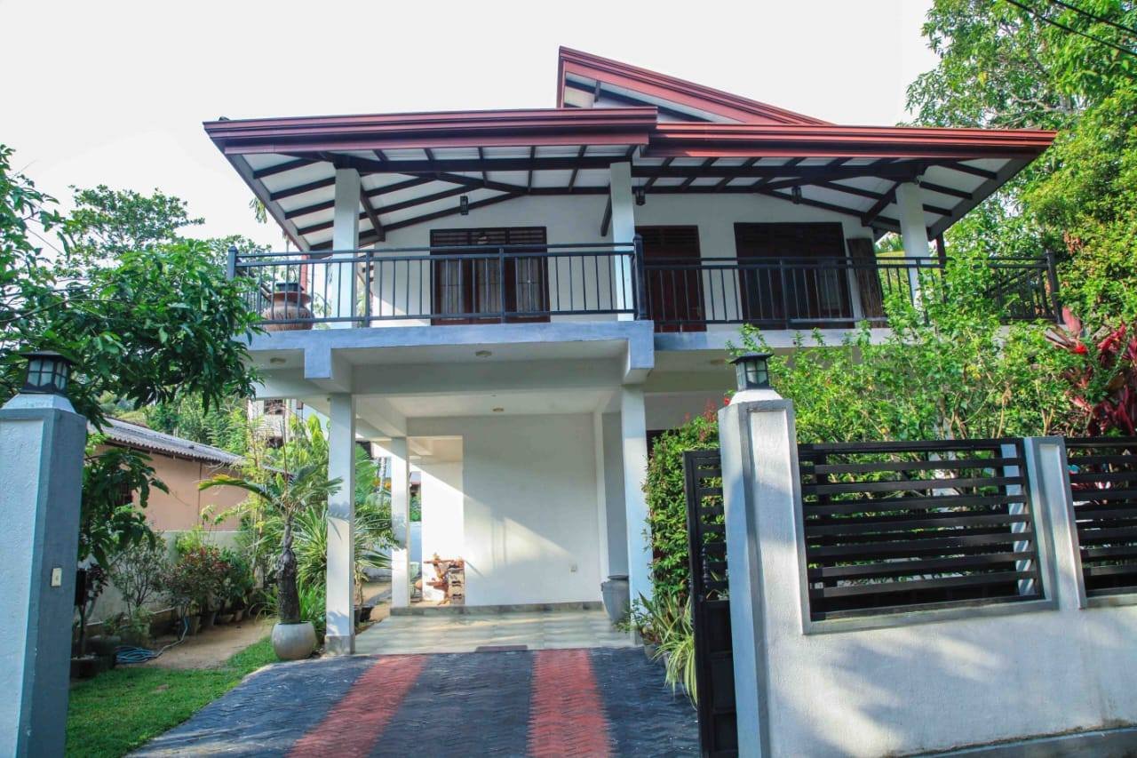 ගණේමුල්ල නගරයට ආසන්න සුන්දර වට පිටාවක් සහිත නවීන දෙමහල් නිවස.